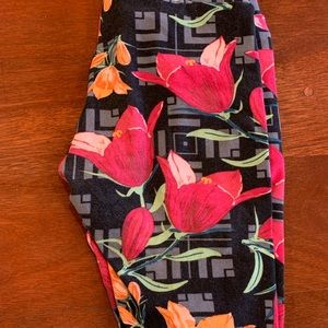 Lularoe leggings os tulips